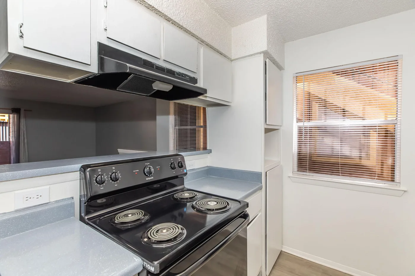 Cocina de un apartamento en Providence at Domain